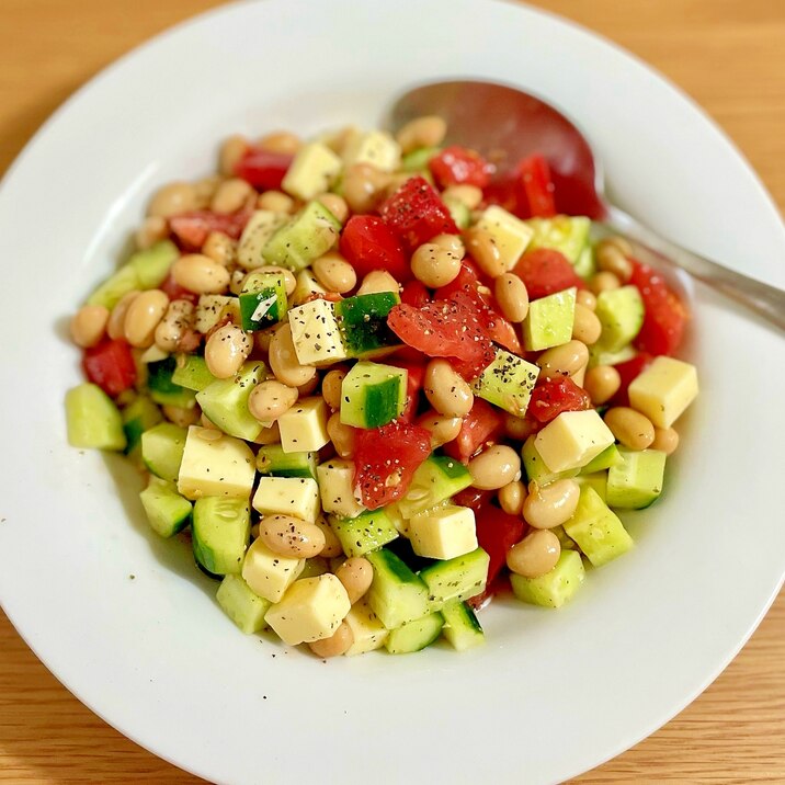 彩り野菜とチーズのサイコロサラダ